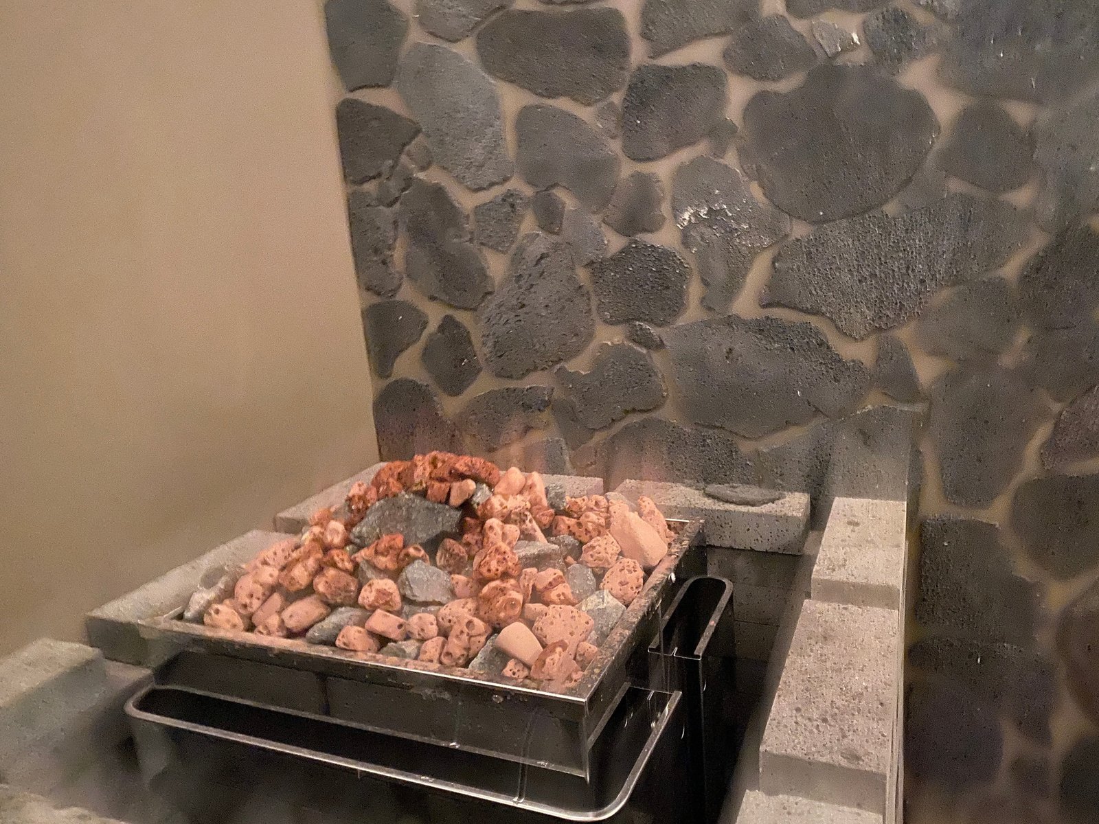 溶岩を用いたロウリュサウナ／溶岩ホットスタジオ
― 溶岩が支える二つの温熱空間 ― 9