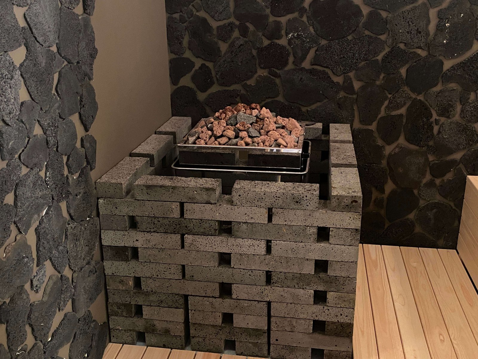 溶岩を用いたロウリュサウナ／溶岩ホットスタジオ
― 溶岩が支える二つの温熱空間 ― 6