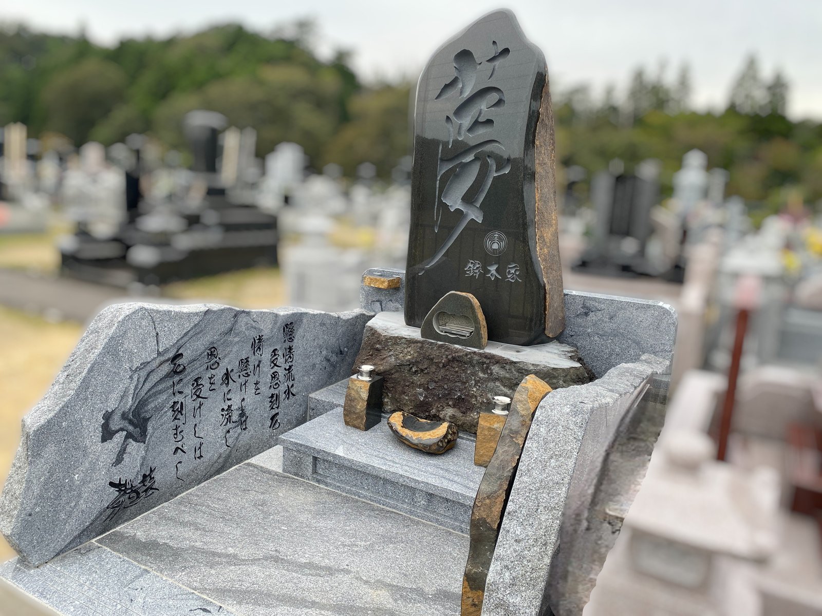 鈴木家墓地 
国産石を重ね、日本らしさをかたちにした墓所 2