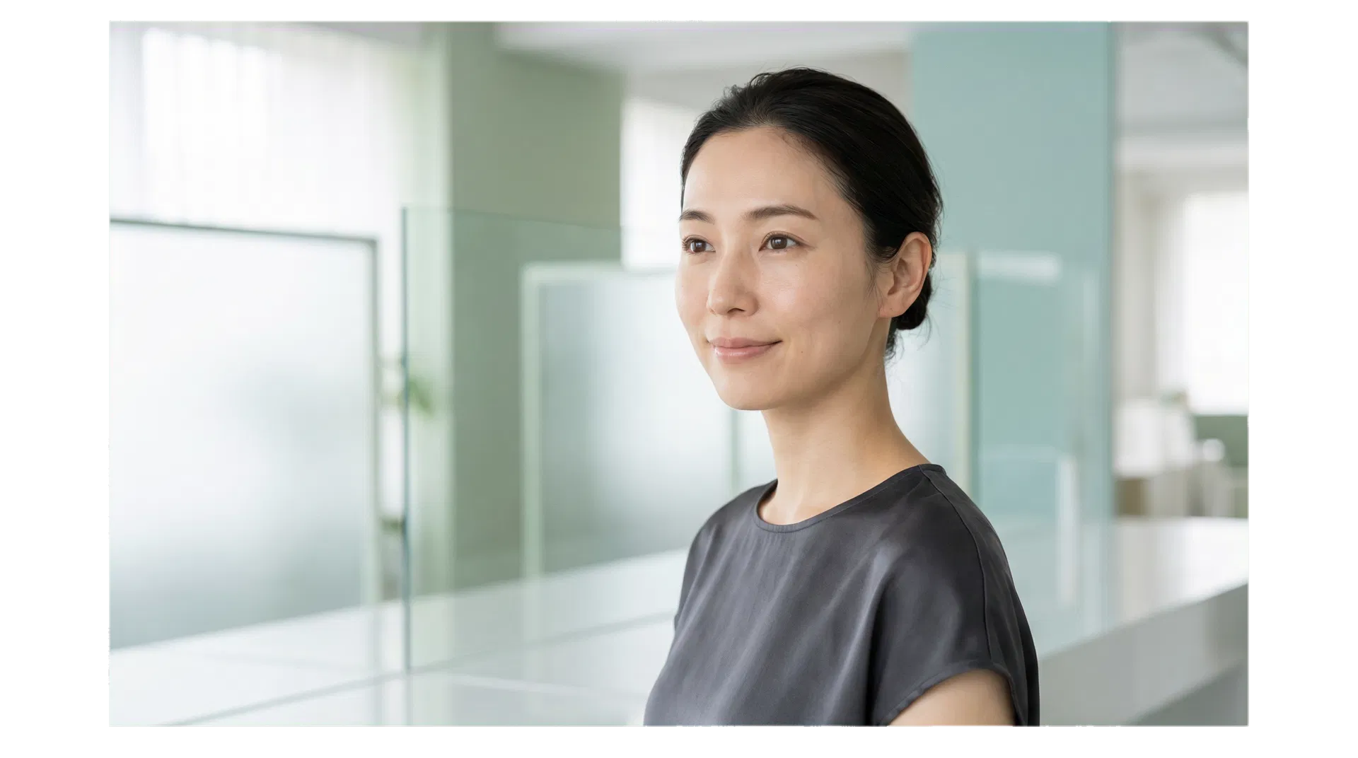 清潔感のある空間で自然な肌質を見せる女性