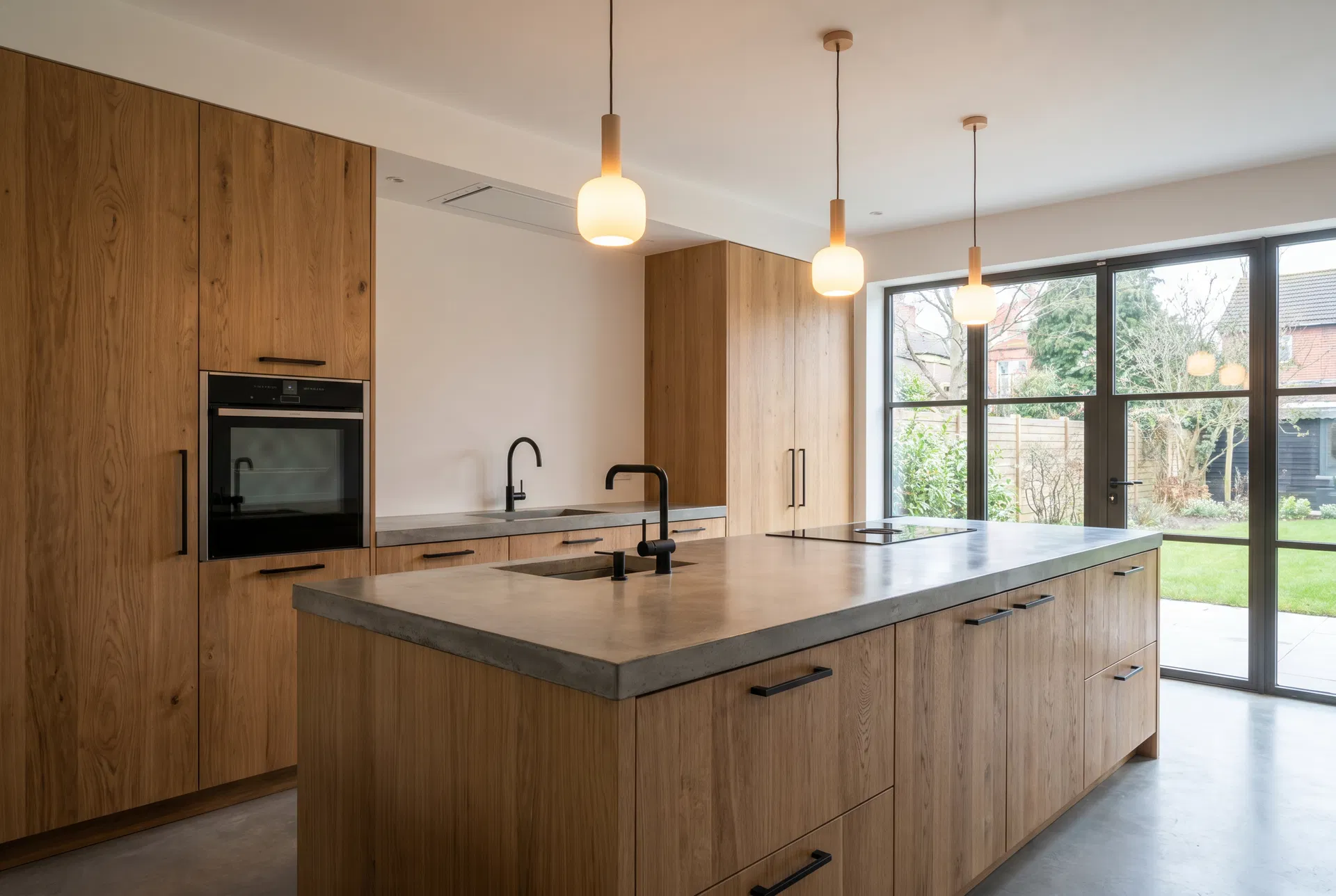 Küche mit Eichenparkett und Holzfronten