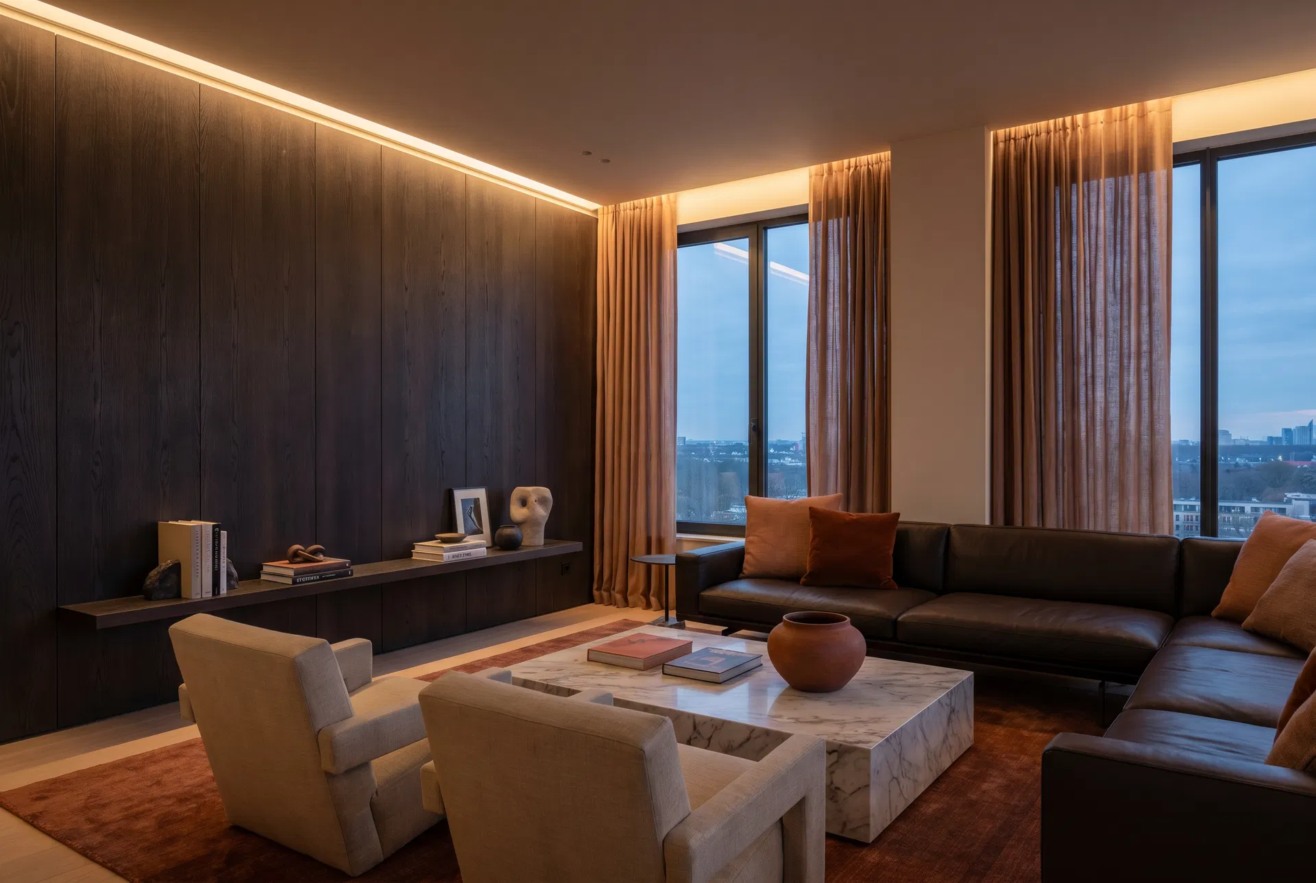 Wohnraum mit strukturierter Holzwand