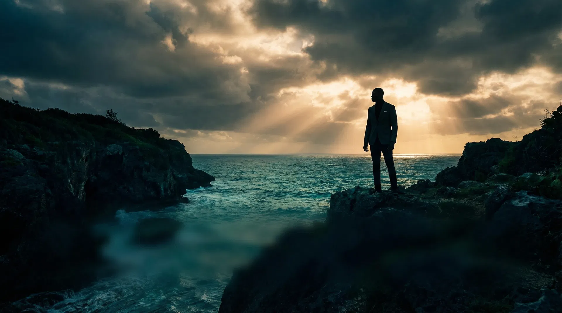 Silhouette d'un coach mindset sur les falaises de Guadeloupe