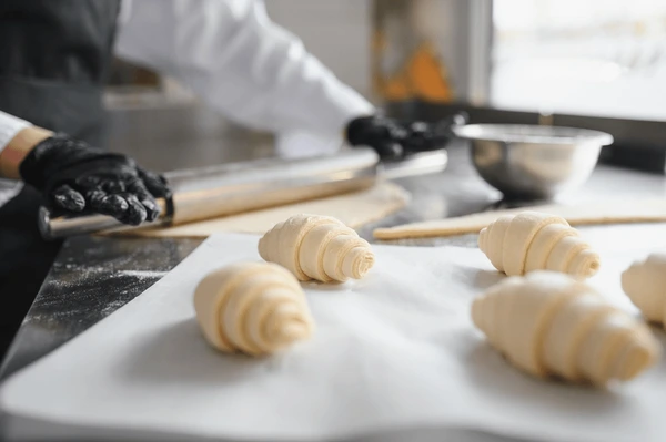 TRF4 reconhece tempo especial por calor e ruído e garante aposentadoria a confeiteira