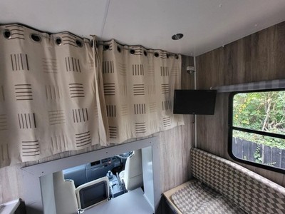 Isuzu NPR Horsebox Horse Box 2009 27