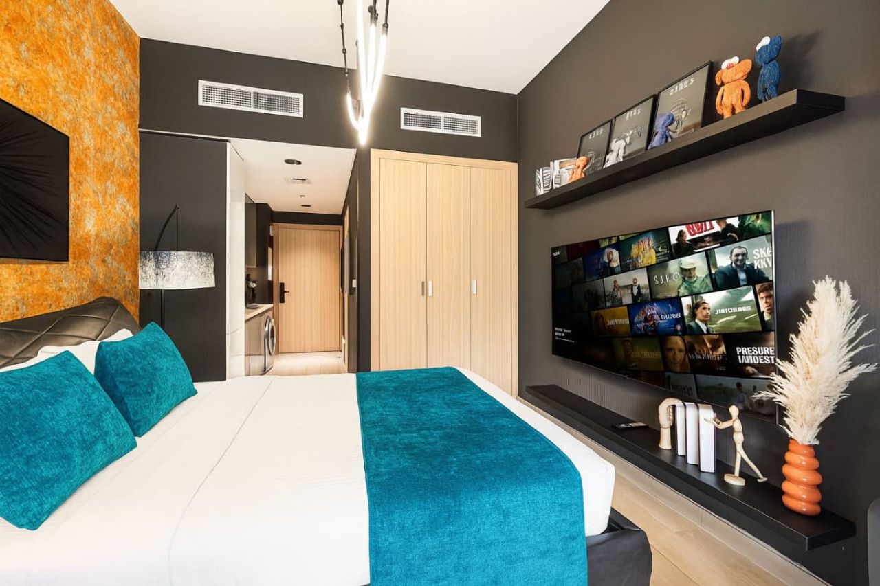 استوديو دانيلز | ميدان ون، عزيزي ريفييرا | إطلالة على المسبح