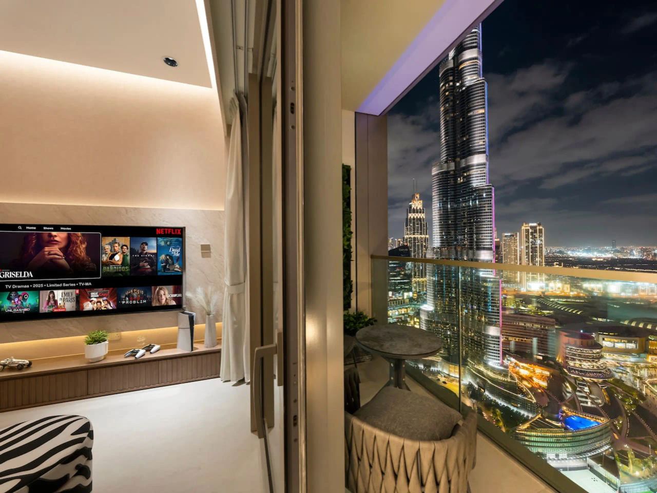 شقة سكاي لاين كراون | غرفتا نوم | إطلالة برج خليفة والنافورة | PS5 - صورة 2