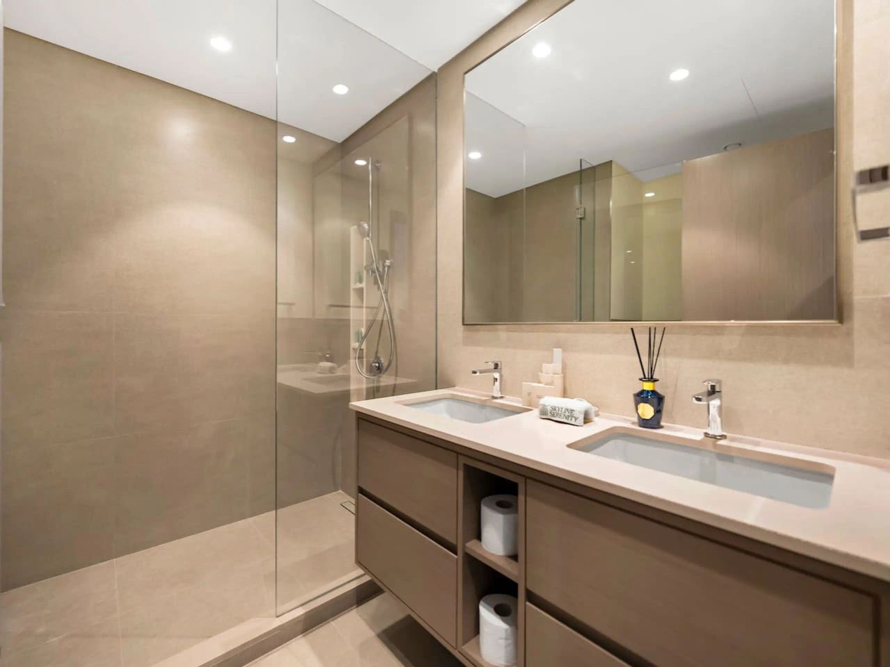 شقة سكاي لاين كراون | غرفتا نوم | إطلالة برج خليفة والنافورة | PS5 - صورة 5