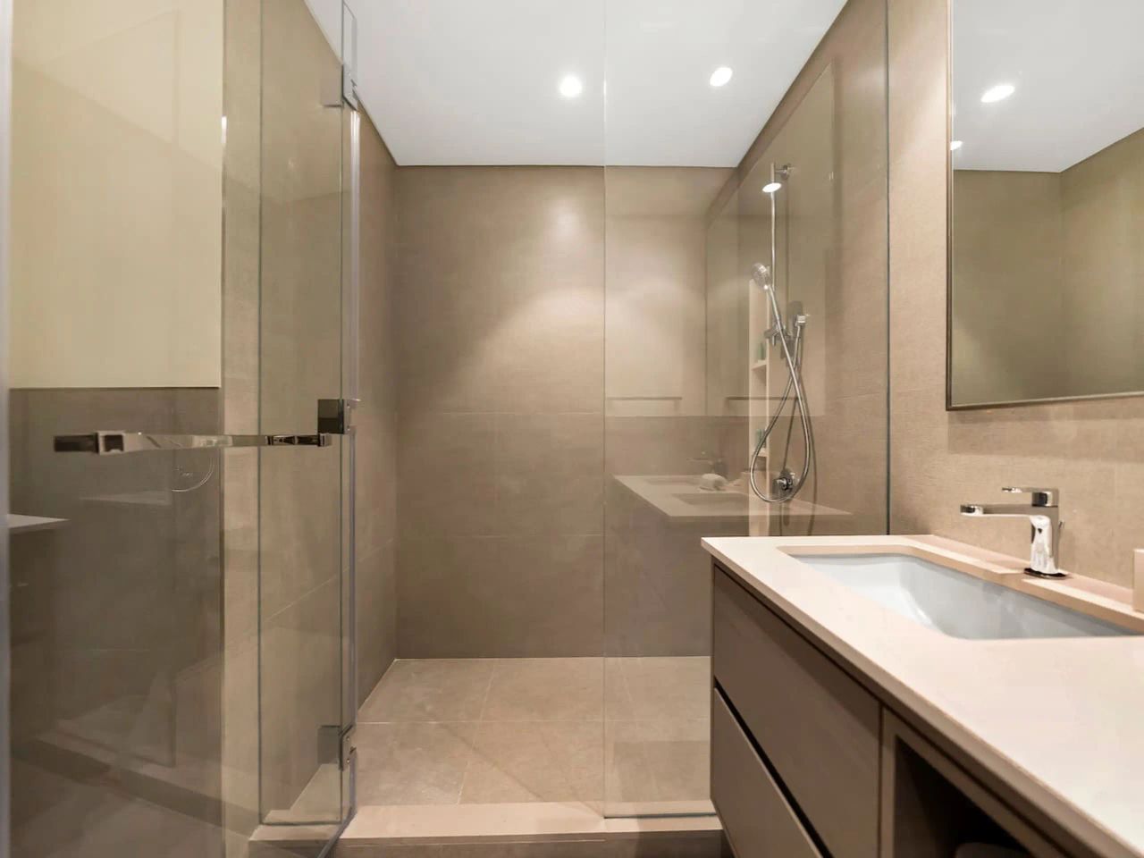 شقة سكاي لاين كراون | غرفتا نوم | إطلالة برج خليفة والنافورة | PS5 - صورة 8