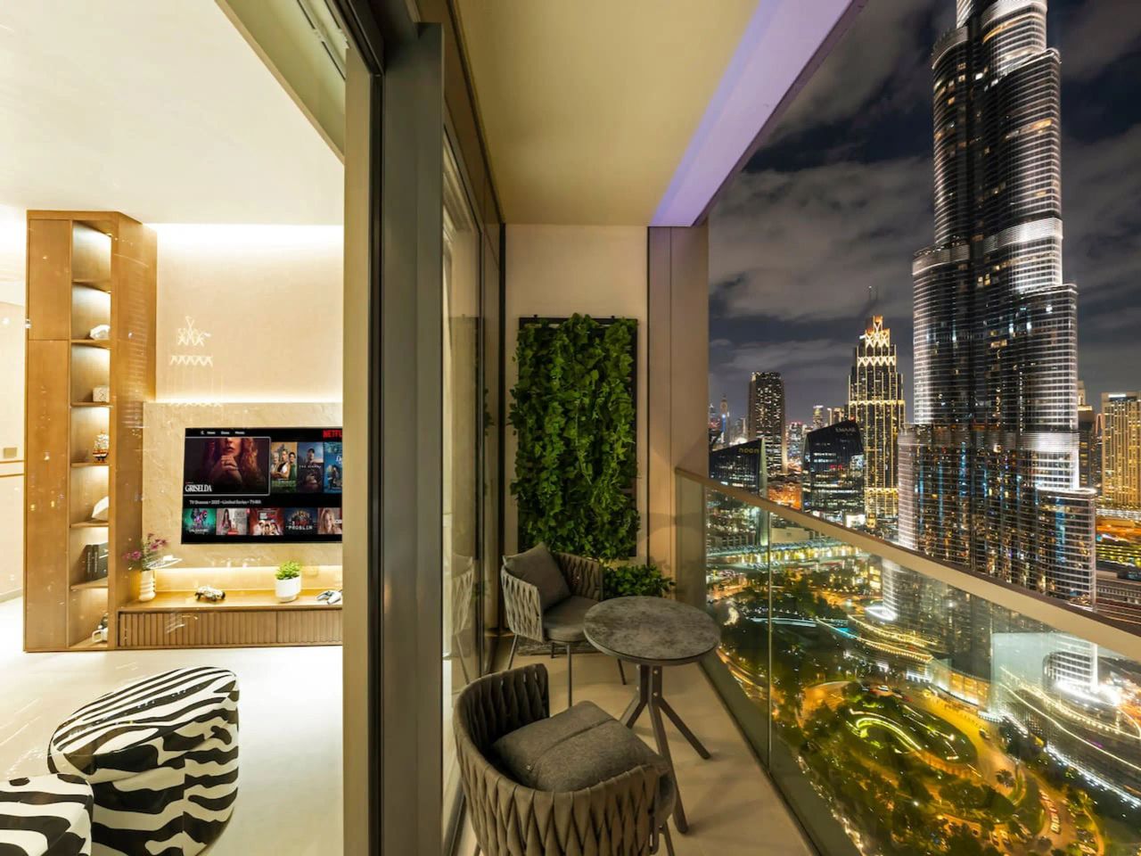 شقة سكاي لاين كراون | غرفتا نوم | إطلالة برج خليفة والنافورة | PS5 - صورة 9