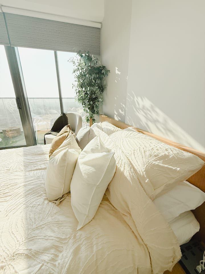 شقة سكاي لاين كراون | غرفتا نوم | إطلالة برج خليفة والنافورة | PS5 - صورة 19