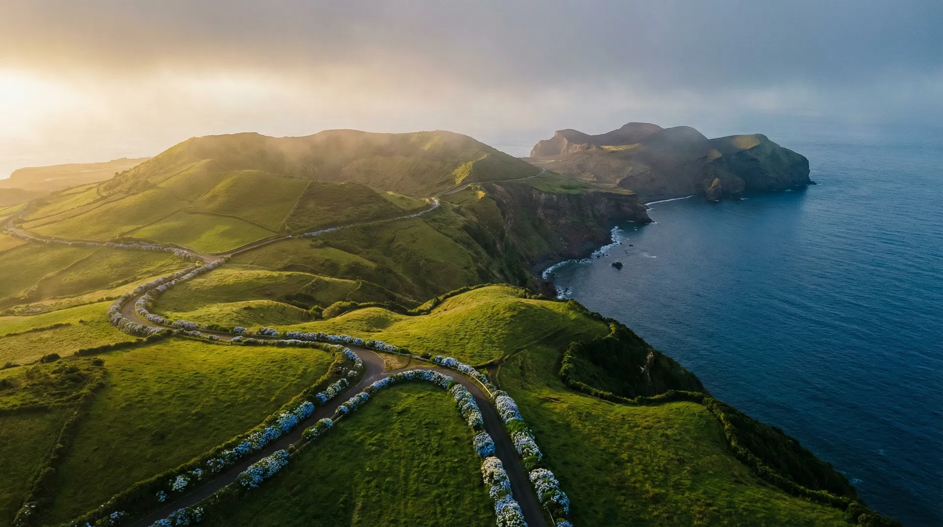 De Azoren — groene heuvels en de Atlantische Oceaan