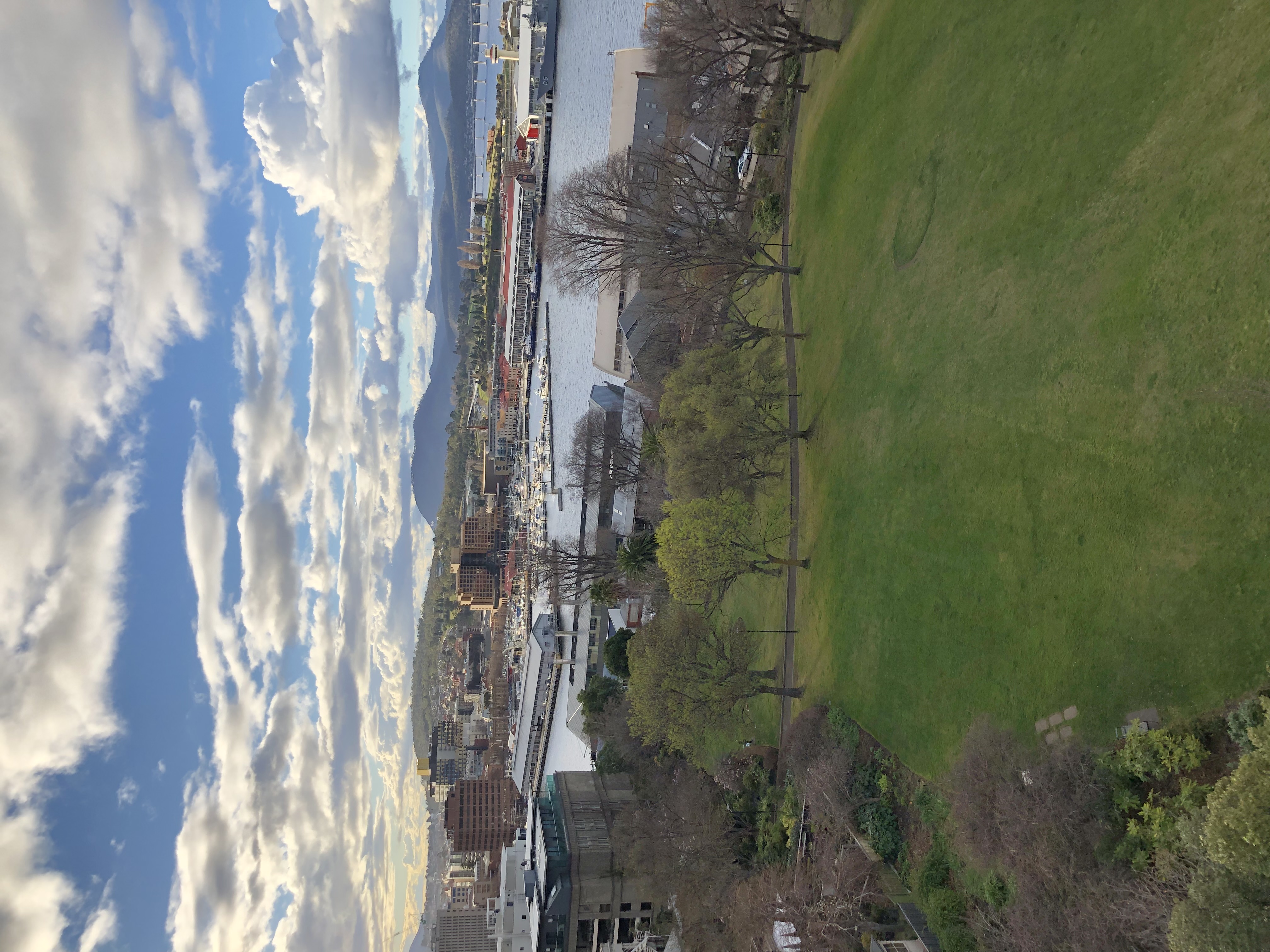 بين الحاضر والمستقبل 