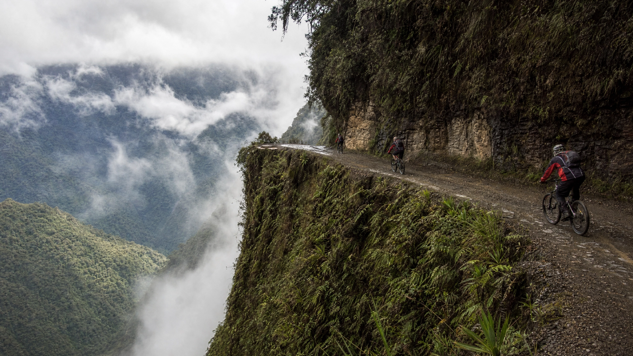Death Road Bolivien: Mountainbike auf der gefährlichsten Straße der Welt – 64km Abfahrt von 4.700m in den Yungas-Dschungel