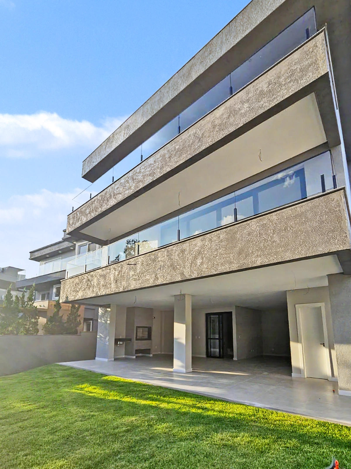 Residência de Alto Padrão com Vista para Área de Preservação
