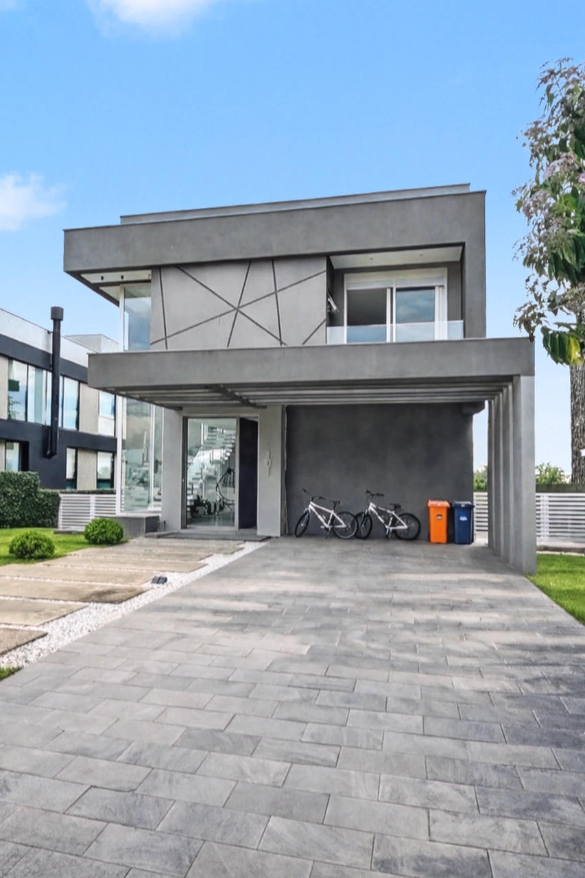 Residência de Alto Padrão com Vista para Área de Preservação e para o Rio Guaiba.