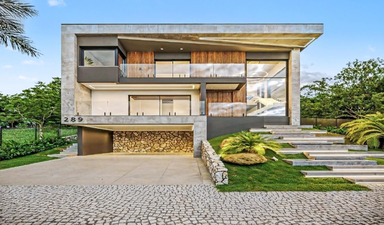 CASA CASCATA - Residência contemporânea de alto padrão com piscina estrutural em concreto e borda infinita.