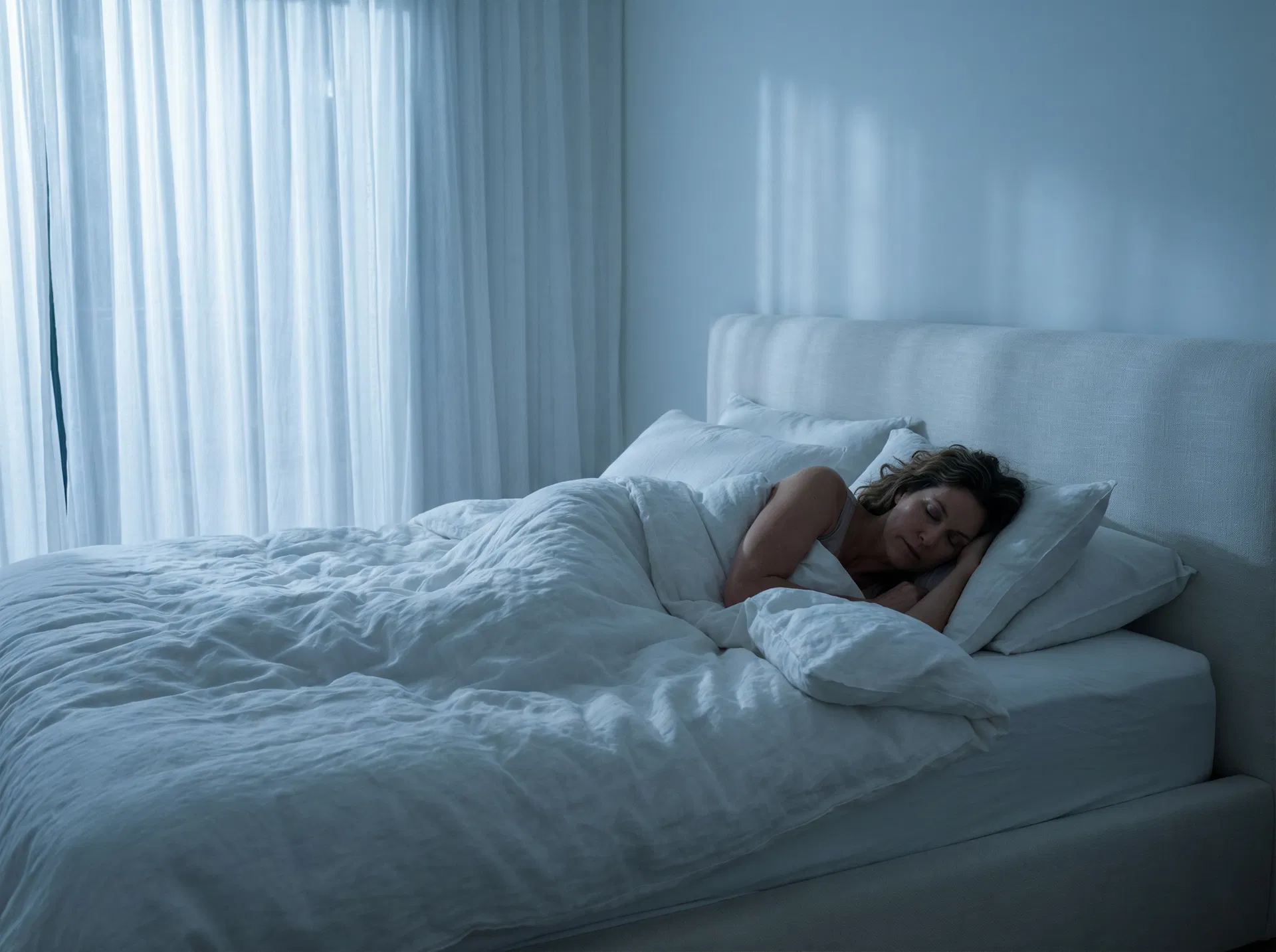 Woman sleeping peacefully through the night with FLASHY PM