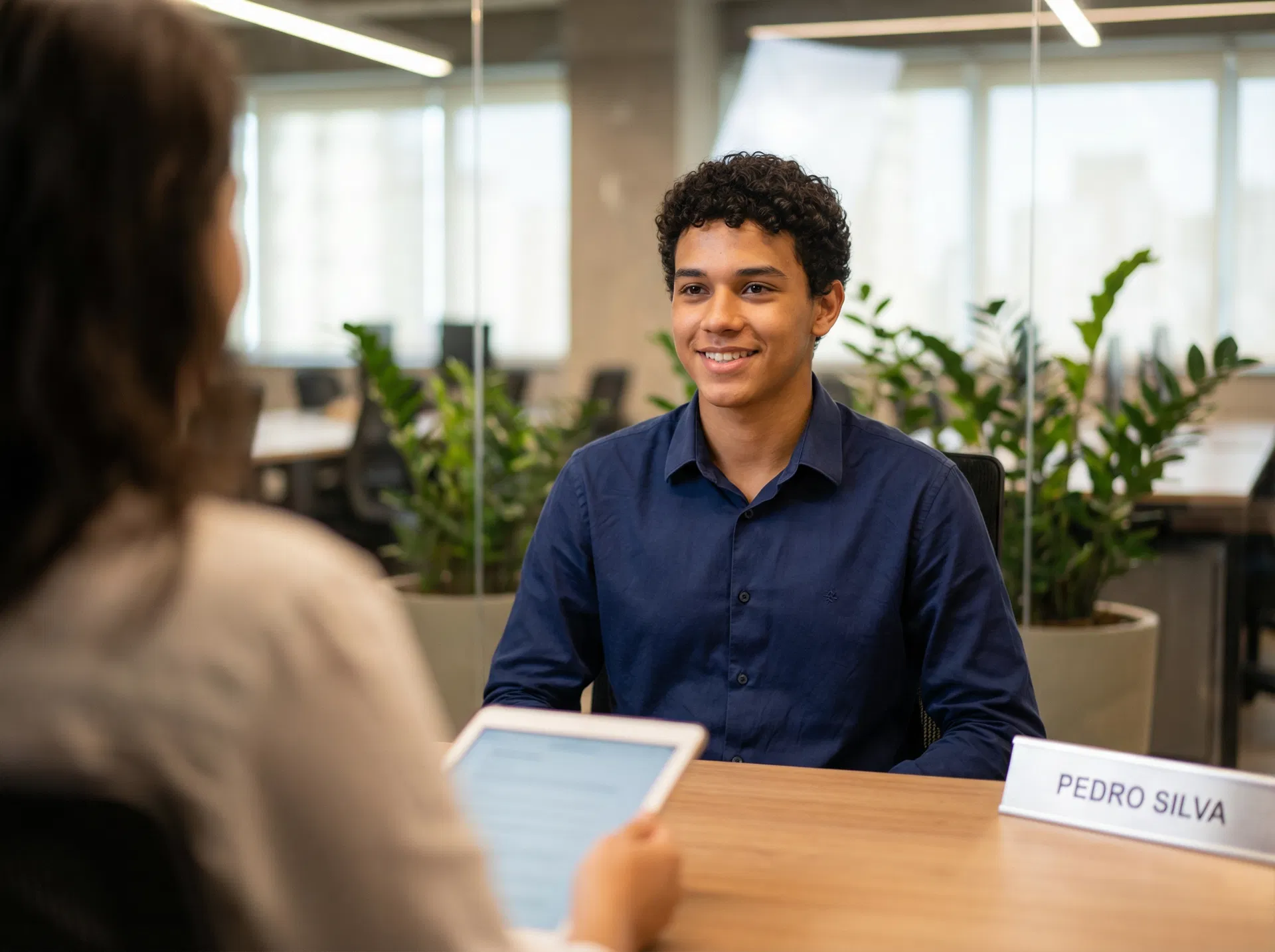 Jovem em entrevista de emprego
