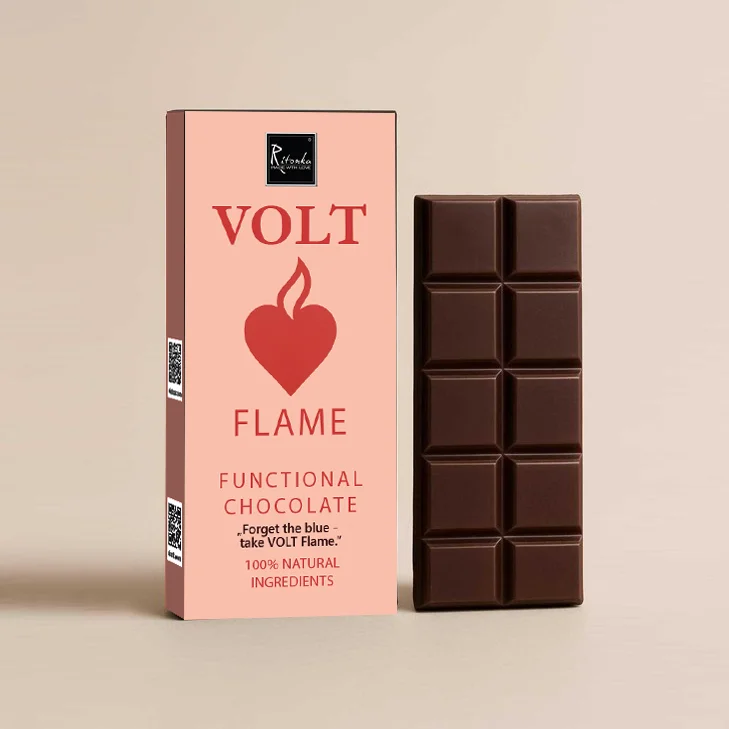 Nahaufnahme der Ritonka VOLT Flame Zartbitterschokolade mit Maca, Ginseng und Chili, zeigt die Tafel und Verpackungsdetails.