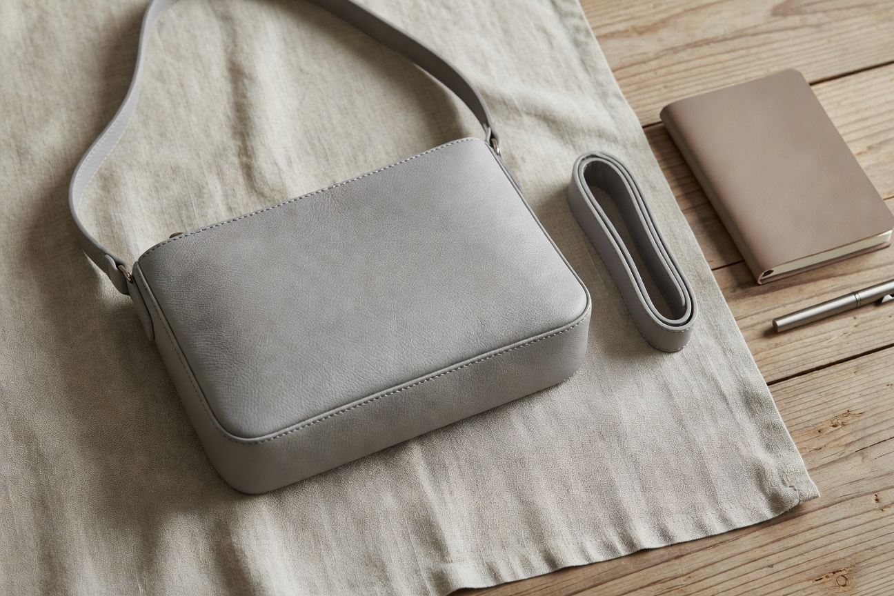 กระเป๋าสะพายข้างมินิมอล หนัง PU คุณภาพดีจาก casa.band ดีไซน์เรียบง่าย ใช้งานสะดวกทุกวัน