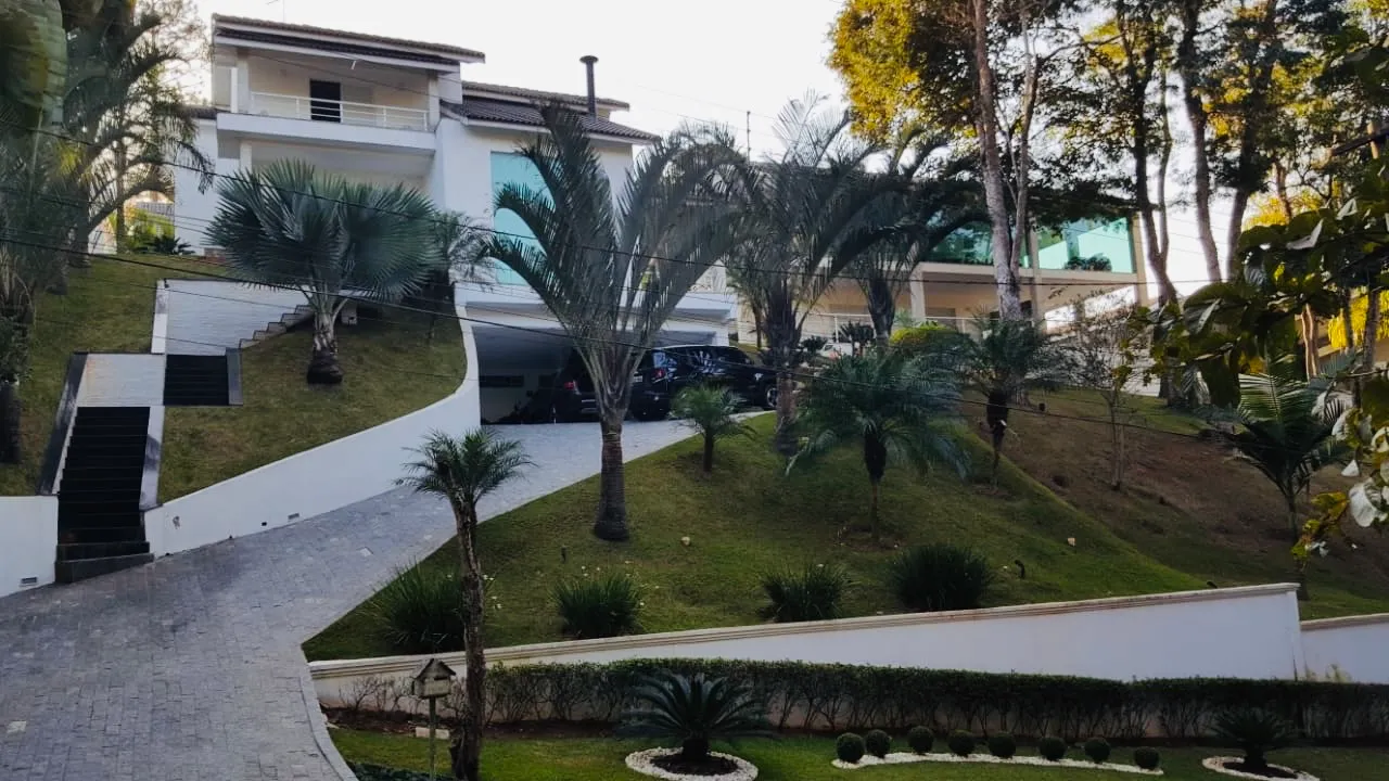 Mansão de luxo ao entardecer