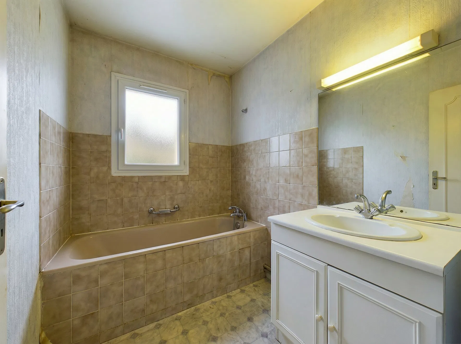 Avant travaux - Ancienne baignoire