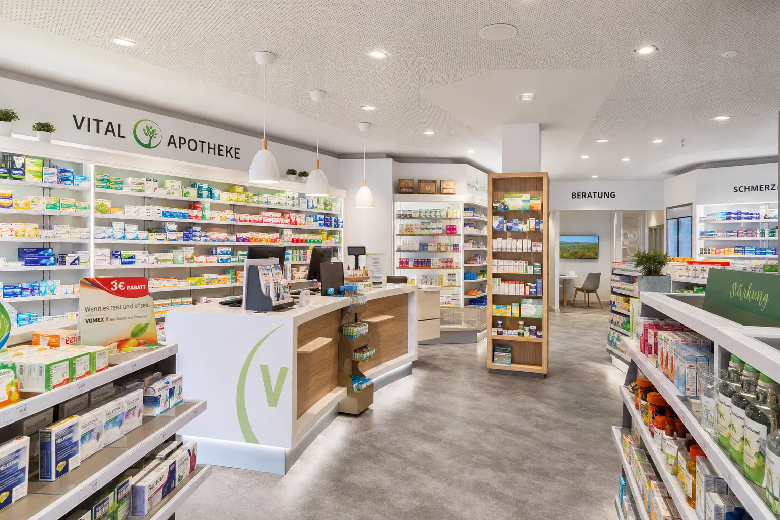 Moderne Apotheken-Offizin mit organisierten Medikamentenregalen und Beratungsbereich – ApBetrO-konforme Einrichtung