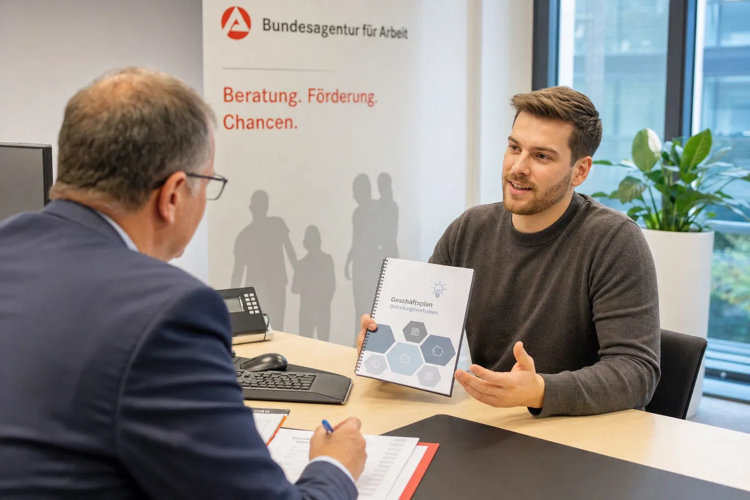 Gründer präsentiert Geschäftsidee beim AVGS-Beratungsgespräch