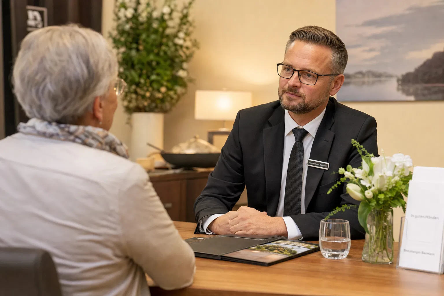 Bestatter im Beratungsgespräch mit trauernder Angehöriger