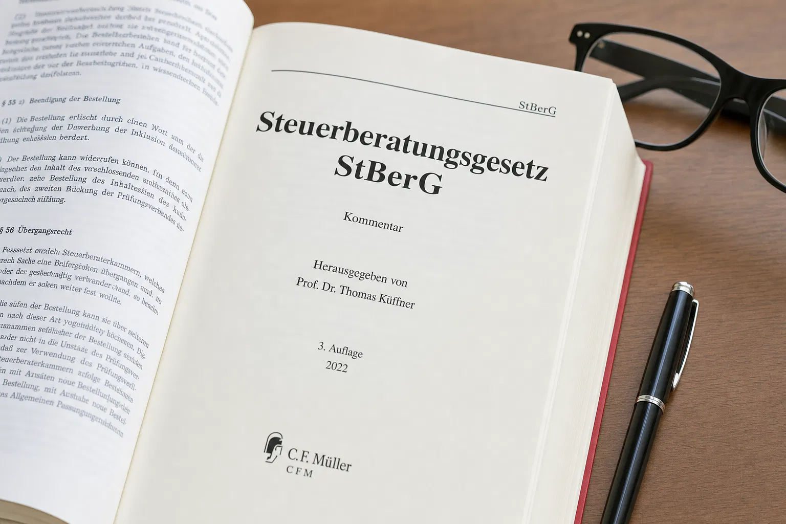 Steuerberatungsgesetz StBerG Kommentar aufgeschlagen auf dem Schreibtisch – rechtliche Grundlage für Buchhaltungsservice