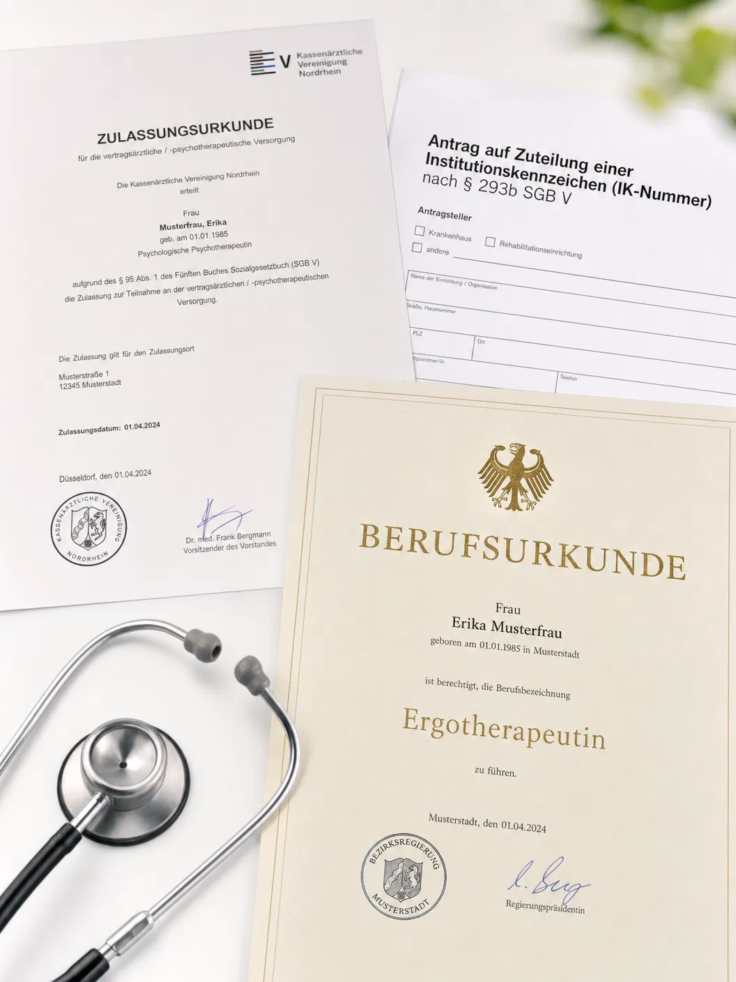 Kassenzulassung, IK-Nummer-Antrag und Berufsurkunde Ergotherapeutin auf Schreibtisch