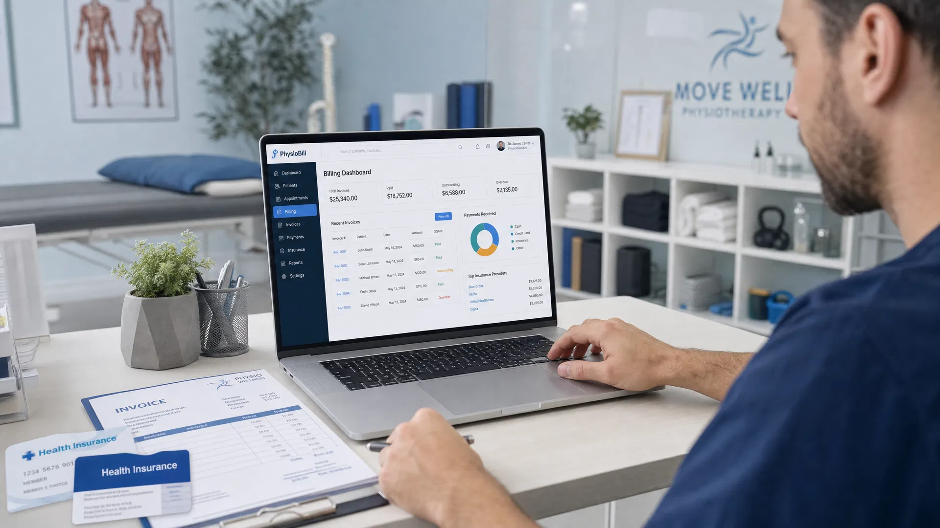 Physiotherapeut nutzt Abrechnungssoftware mit Krankenkassenkarten – Abrechnung mit IK-Nummer