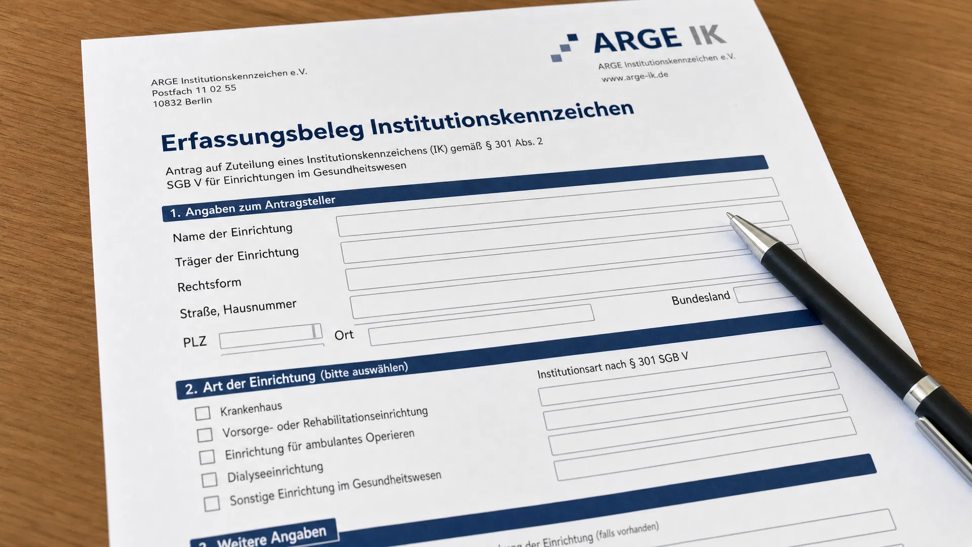 Offizielles ARGE IK Antragsformular 'Erfassungsbeleg Institutionskennzeichen' auf Holztisch mit Stift