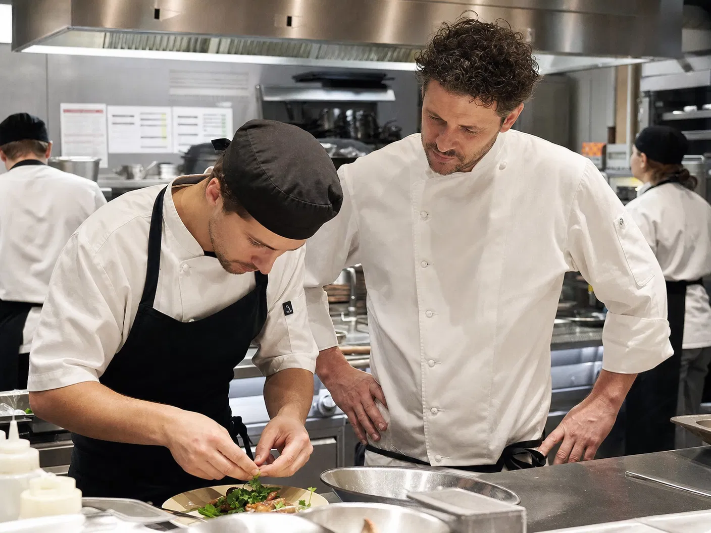 Mietkoch arbeitet in fremder Restaurantküche unter Aufsicht des Küchenchefs – Scheinselbstständigkeit Koch