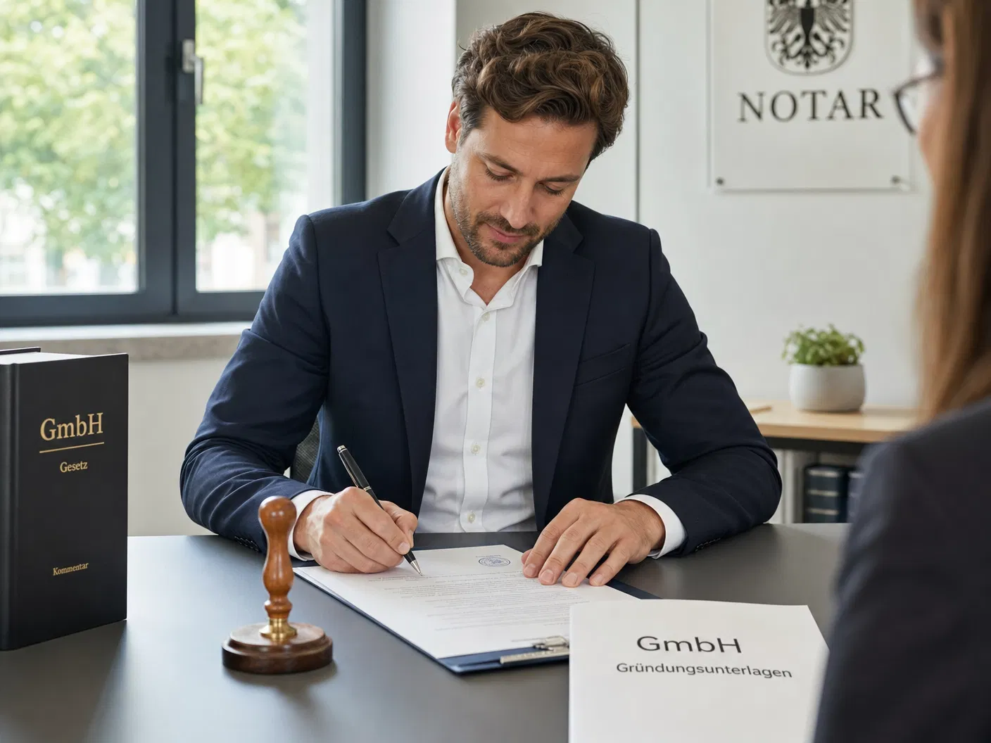 Unternehmer unterzeichnet GmbH-Gründungsunterlagen beim Notar – Rechtsform Softwarefirma GmbH