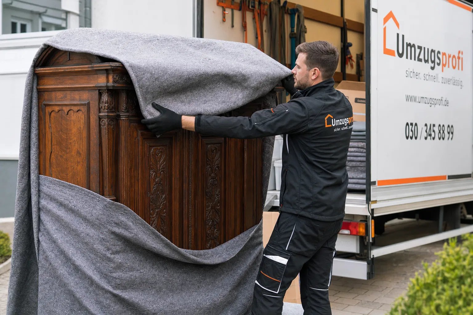 Umzugsprofi wickelt antiken Holzschrank in Schutzdecken – Haftung nach § 451e HGB