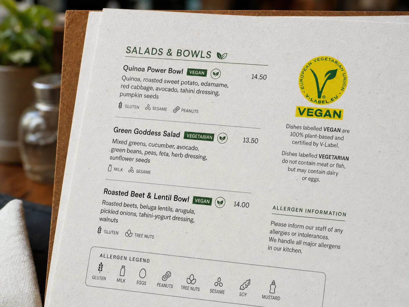 Vegane Speisekarte mit V-Label Zertifizierung, Vegan- und Vegetarisch-Kennzeichnung und Allergeninformationen – Kennzeichnungspflicht veganes Restaurant