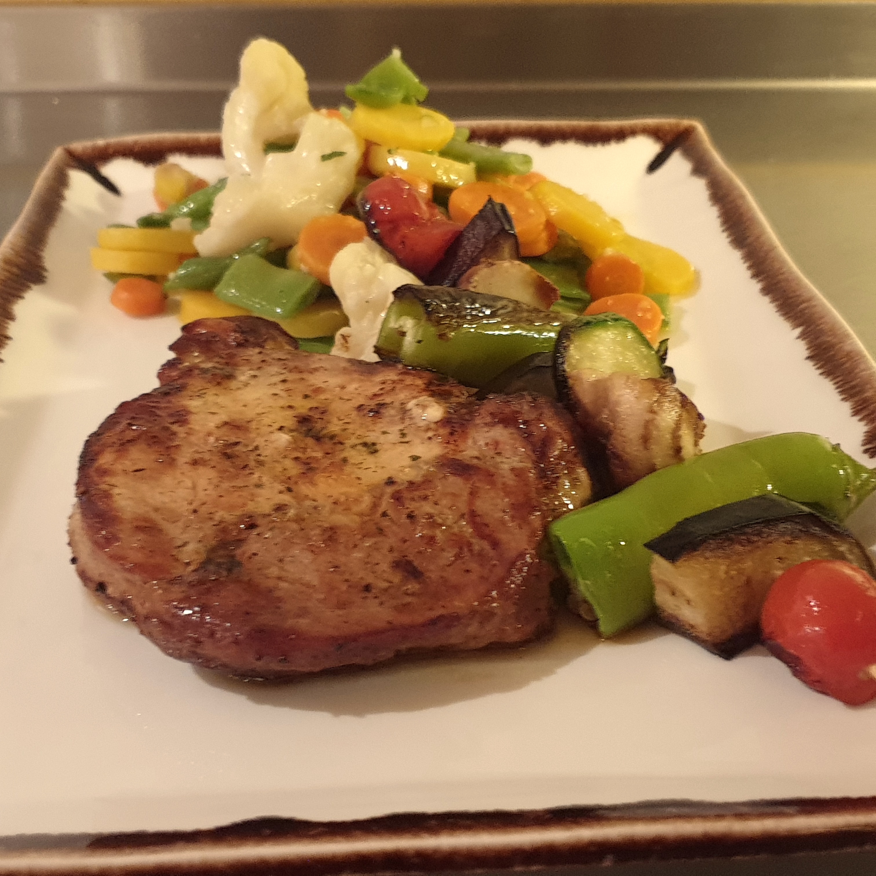 Schweinesteak vom grill dazu Gemüse