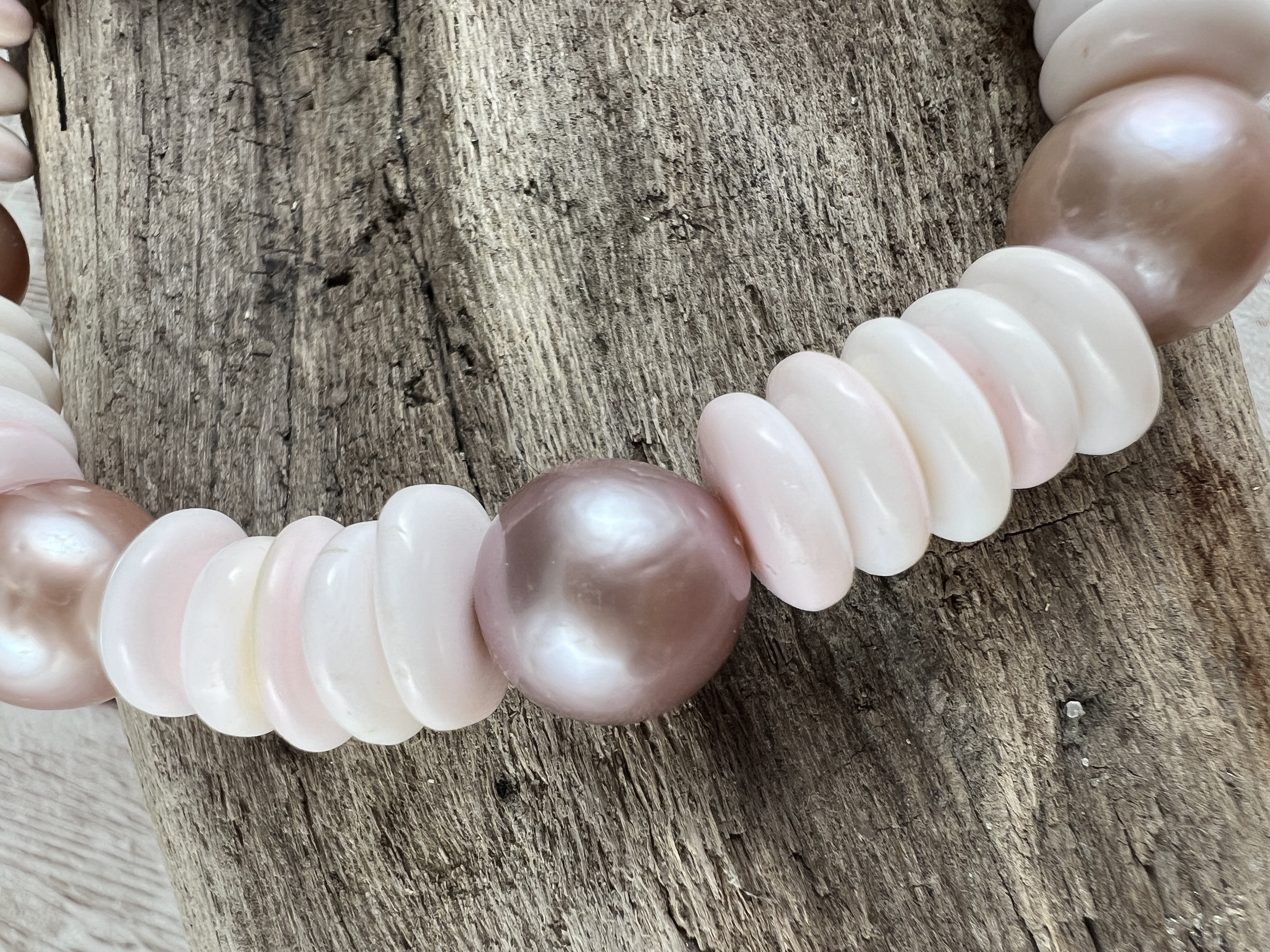 Queen Conch Shell and Pink Pearl Stretch Bracelet thumbnail 2
