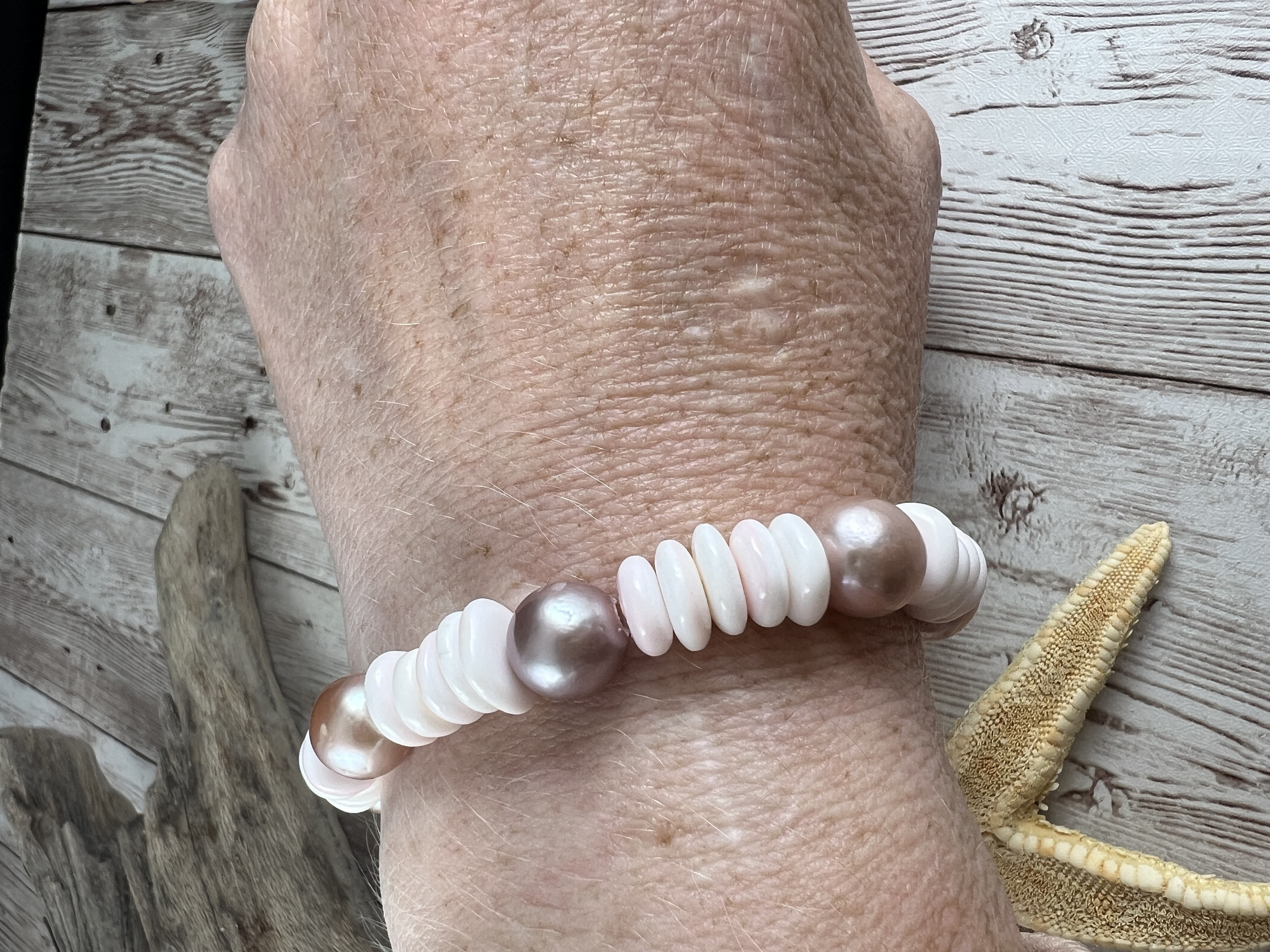Queen Conch Shell and Pink Pearl Stretch Bracelet thumbnail 6