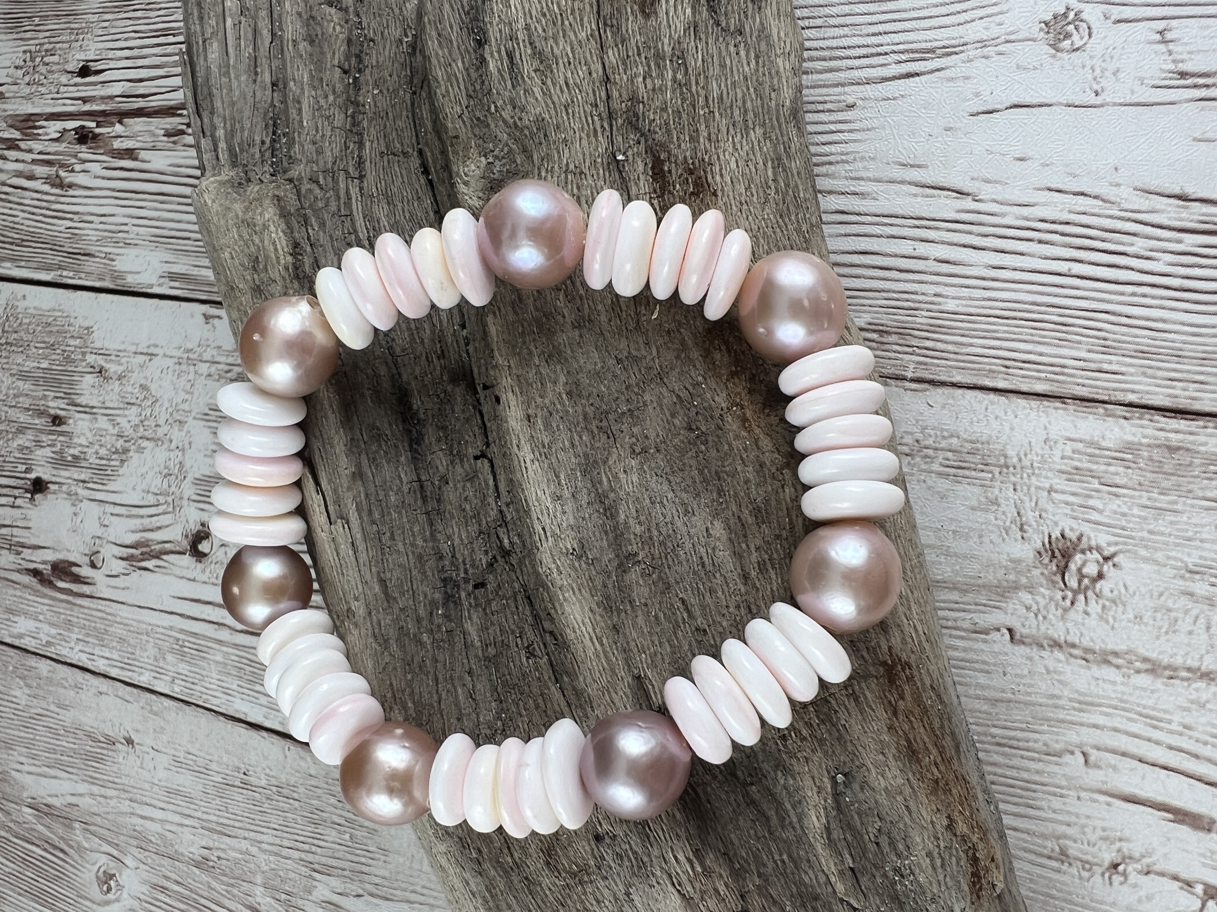 Queen Conch Shell and Pink Pearl Stretch Bracelet thumbnail 3