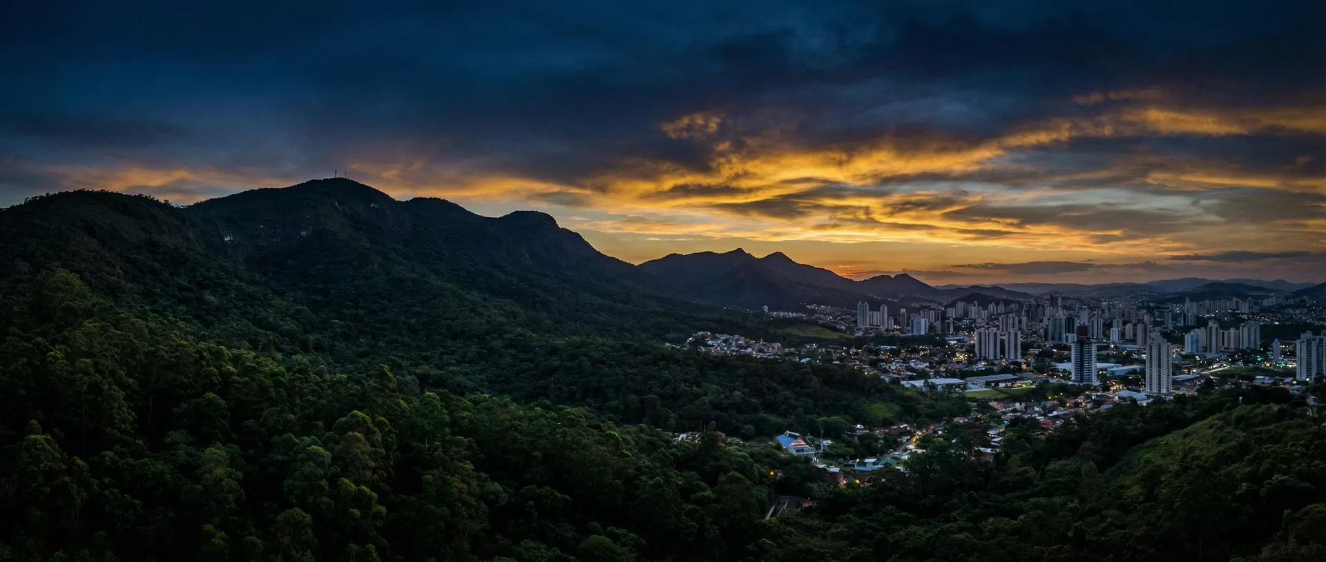 Vista panorâmica da Serra do Japi ao entardecer