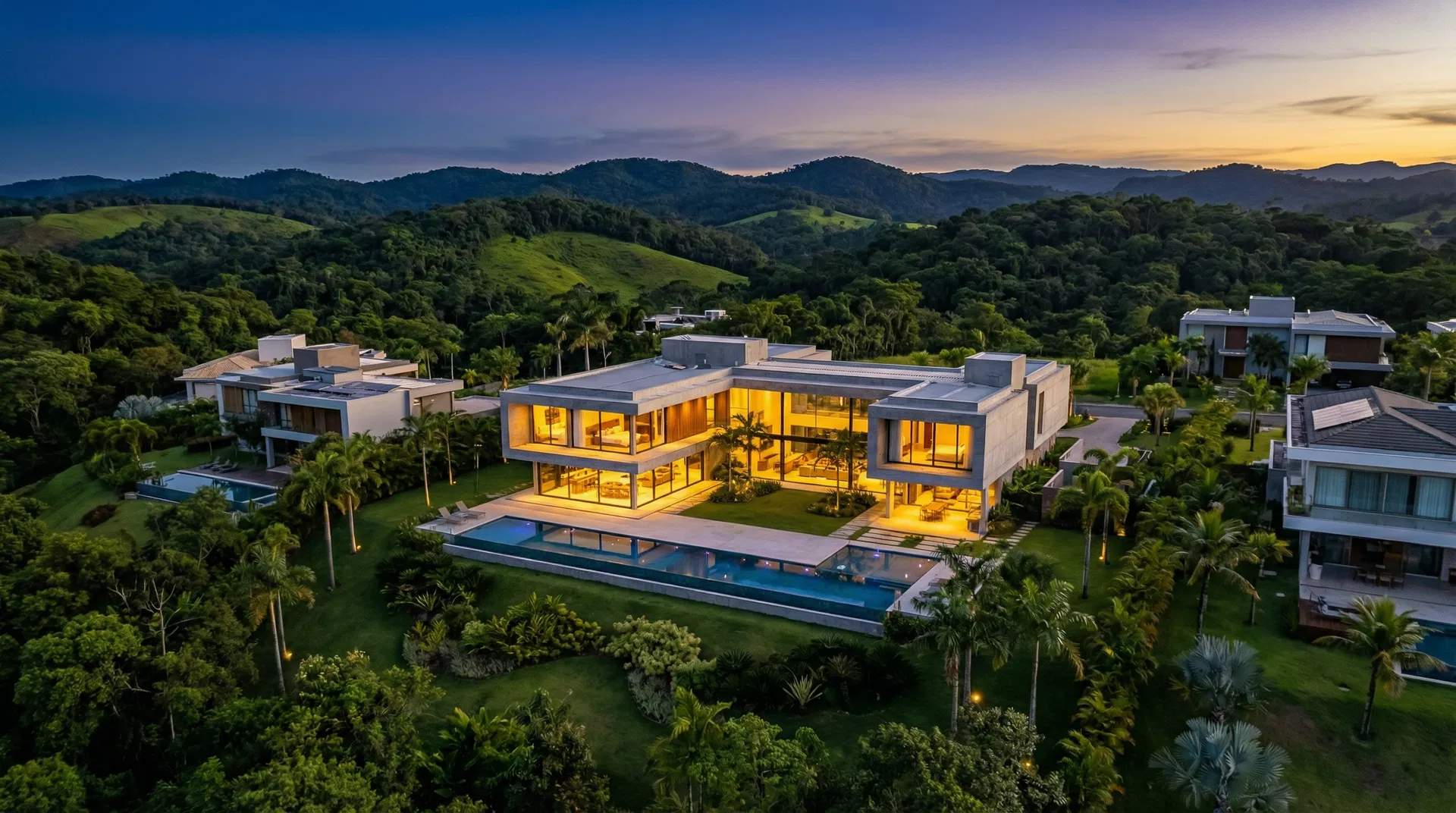 Mansão de luxo em condomínio fechado ao entardecer