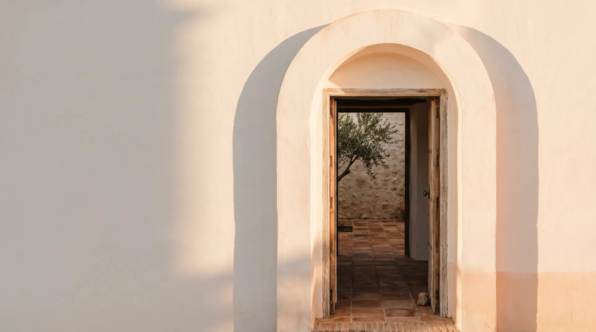 Arco de casa andaluza al atardecer