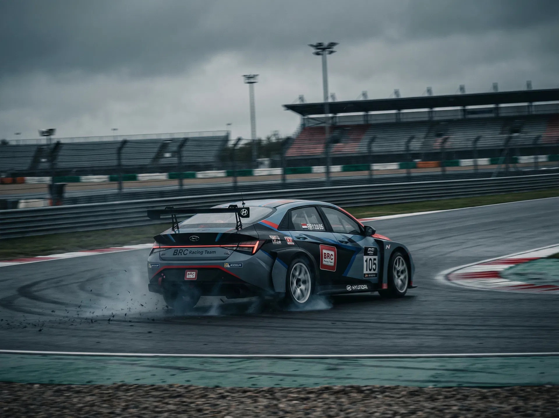 Carro de corrida TCR em competição - serviço de admissão temporária de veículos para eventos da EMC