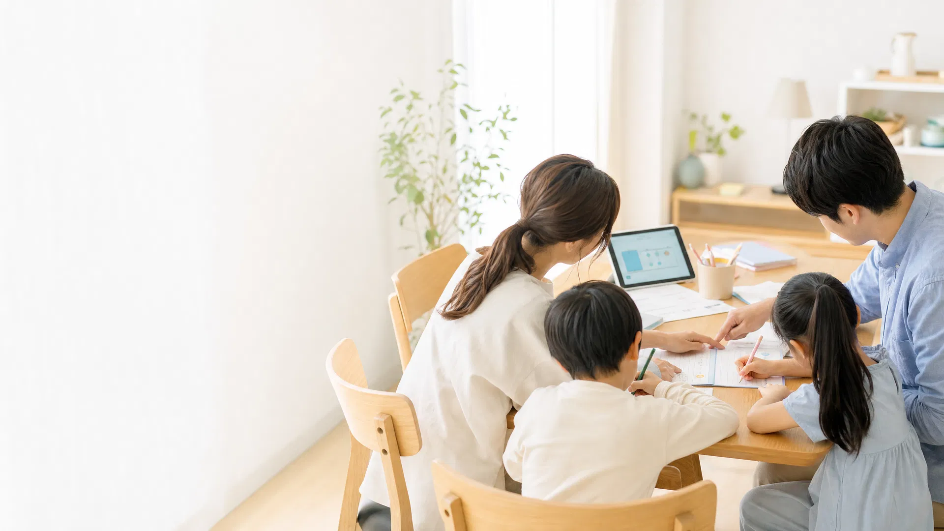 明るい家庭で家族が学習を見守る様子