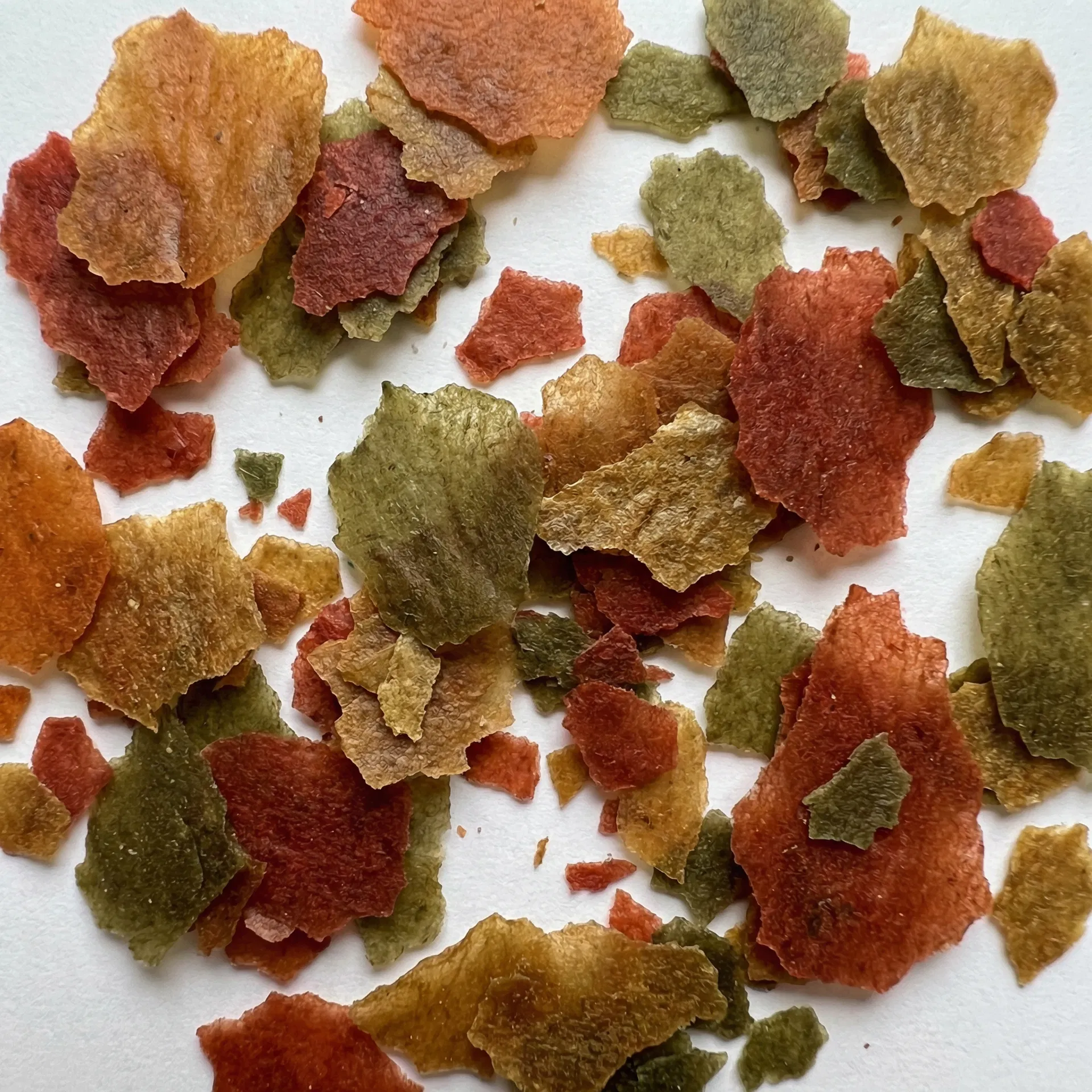 Bunte Fischflocken auf weißem Hintergrund