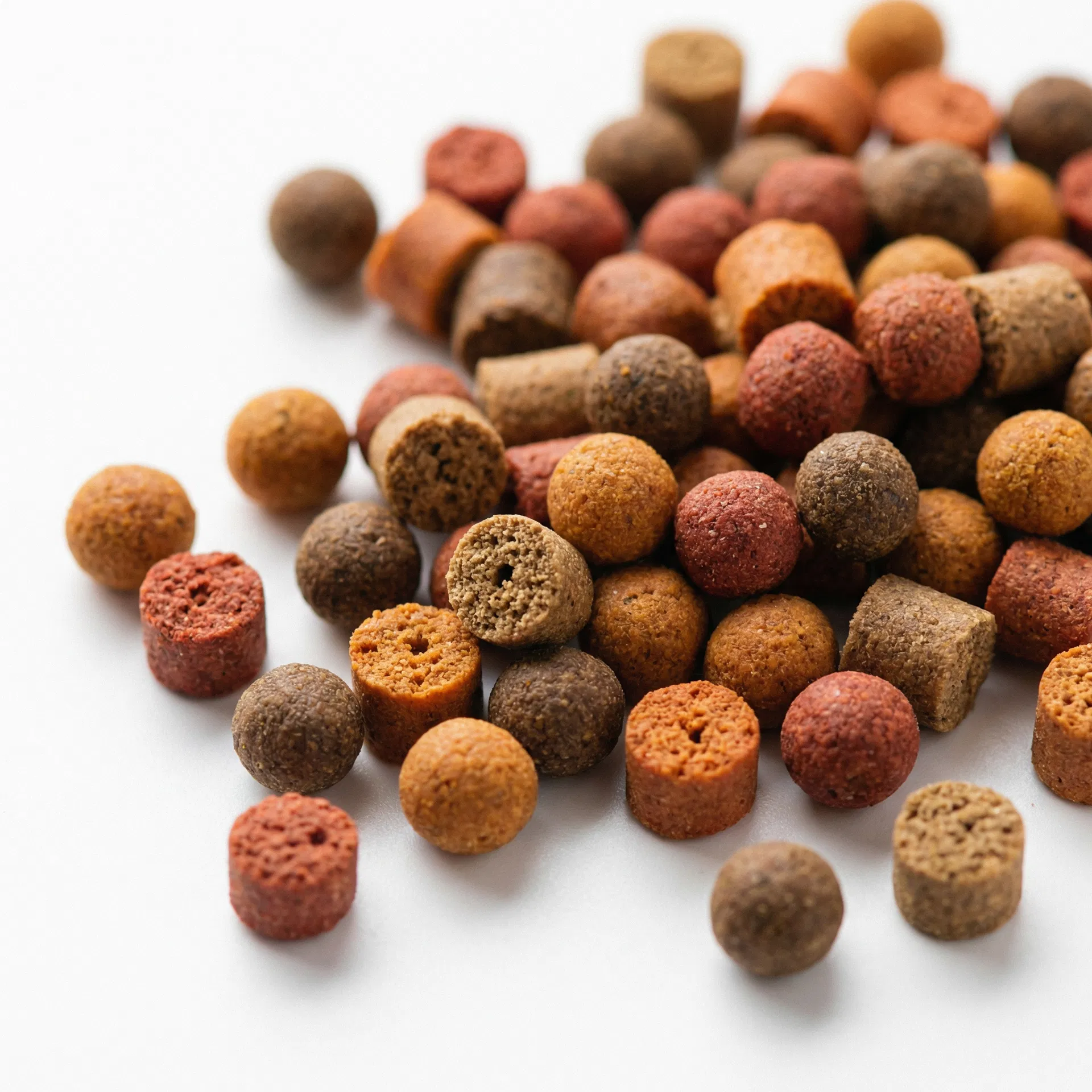 Aquarium-Granulat-Pellets in verschiedenen Größen und Farben