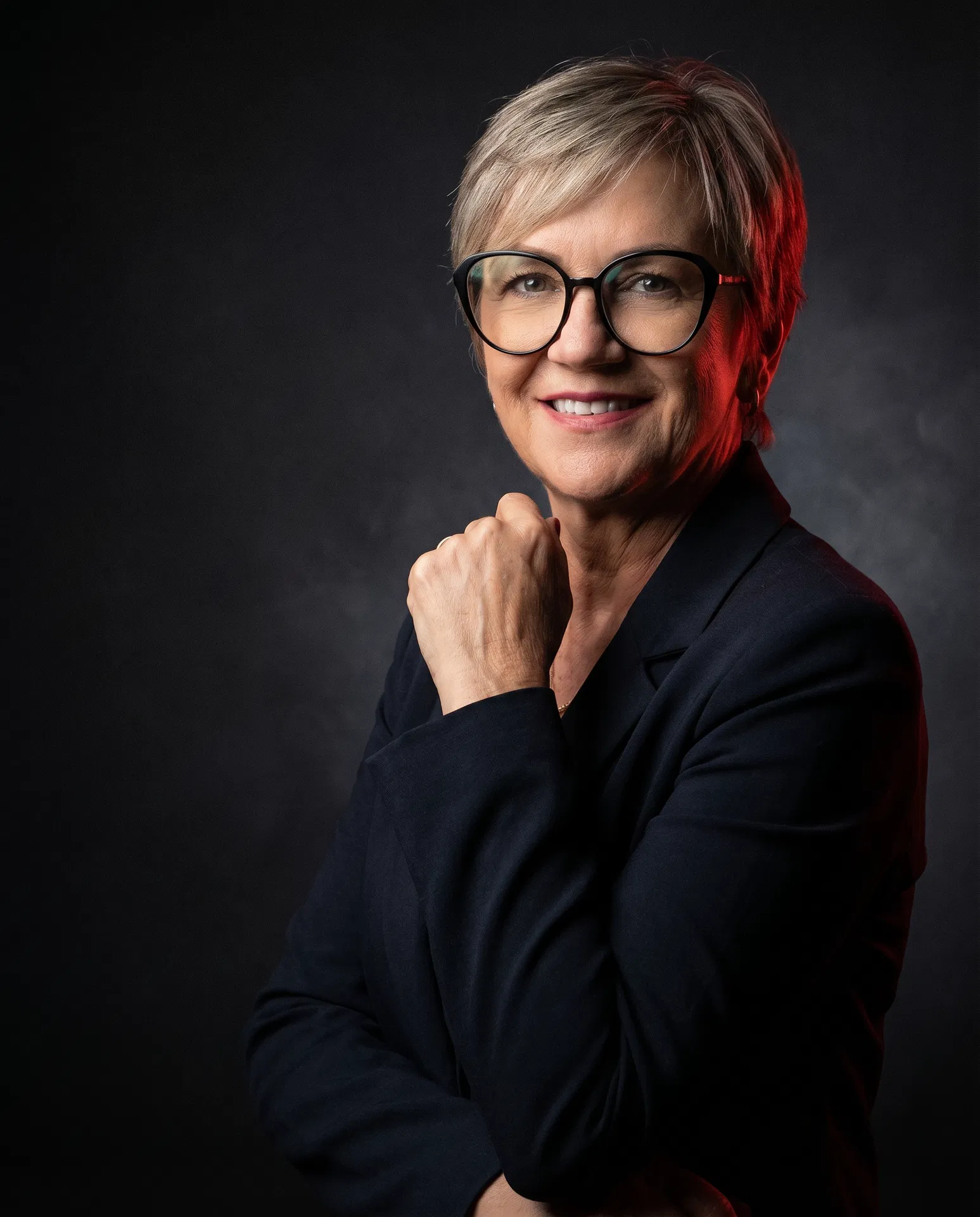 Retrato de Isabel Trier em fundo escuro